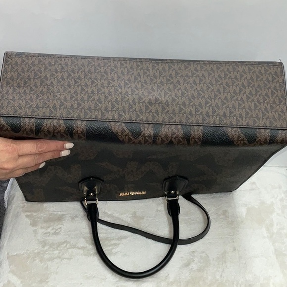 Michael Kors ‘Everly’ XL Satchel - Picture 3 of 10